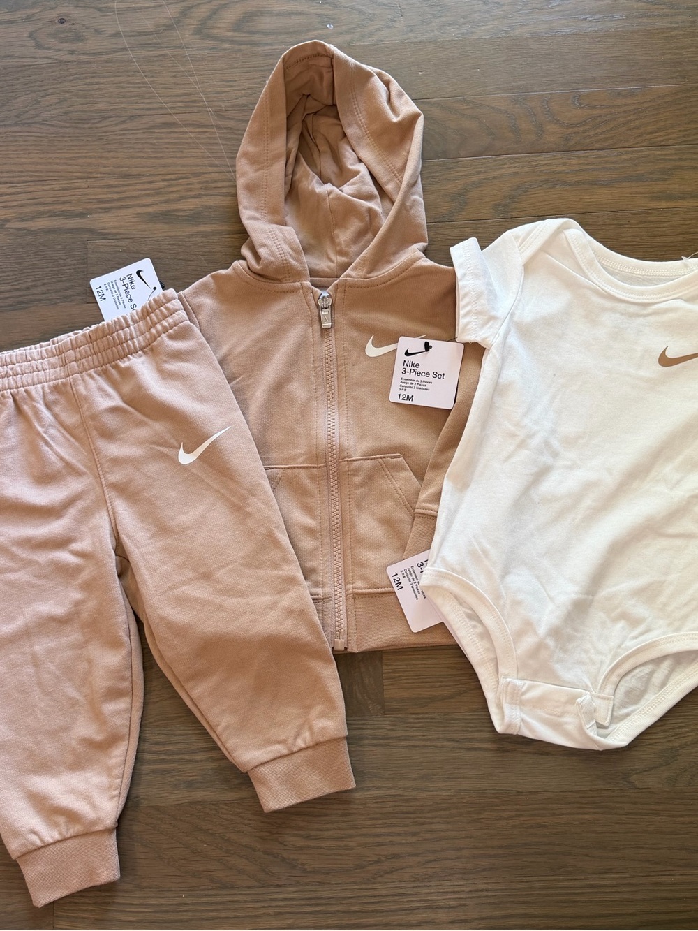 NWT Nike Baby 3-Piece Hoodie Set in Tan & White size 6 month
